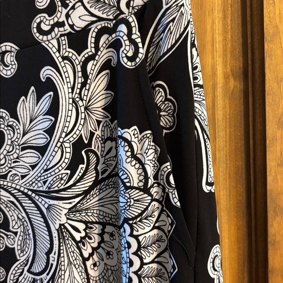 LIKE NEW Susan Graver Liquid Knit Crop Pant black & white paisley L - Picture 2 of 3